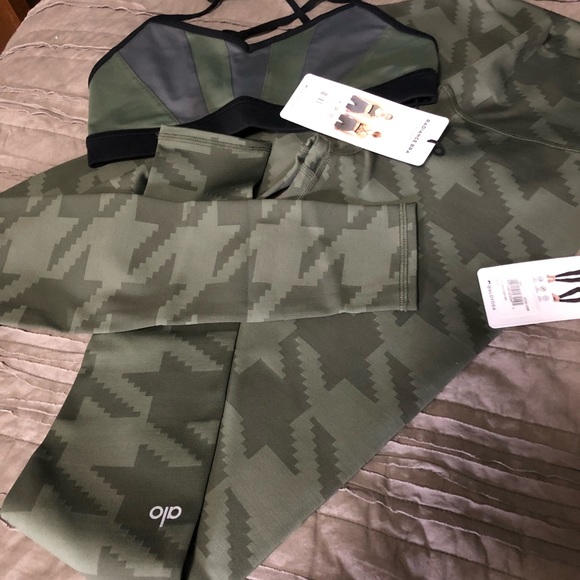 Alo Leggings. Never worn . - Picture 2 of 4